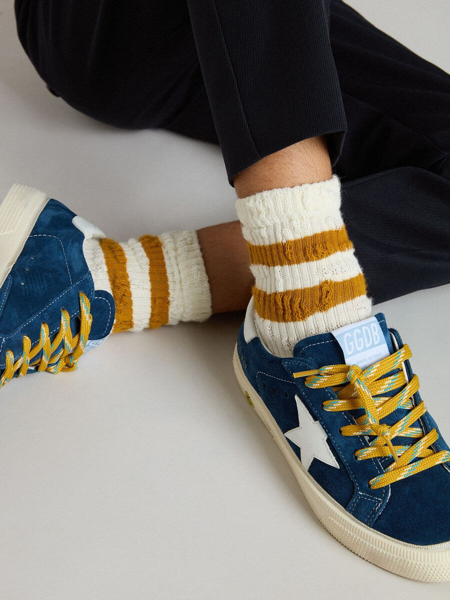 weiße kindersocken mit tabakfarbenen streifen