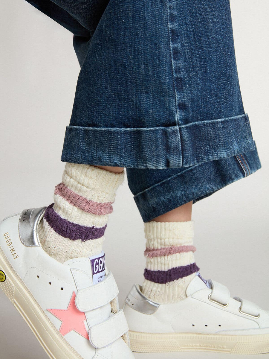 weiße kindersocken mit rosa und lila streifen