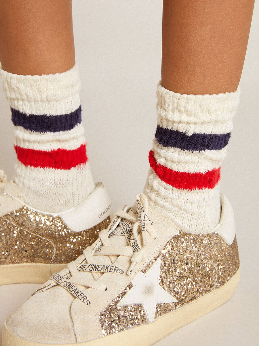 socken aus weißer baumwolle im used-look mit roten und marineblauen streifen