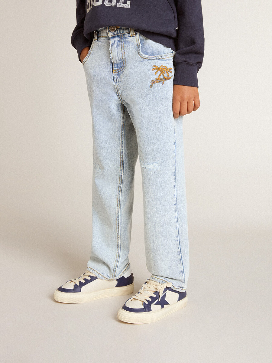 jungen-jeans aus hellem denim