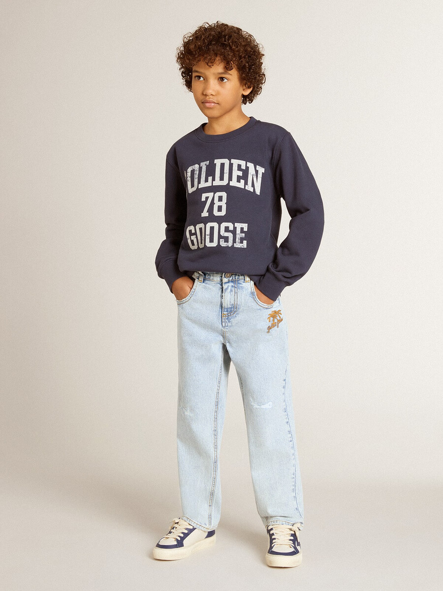 jungen-jeans aus hellem denim