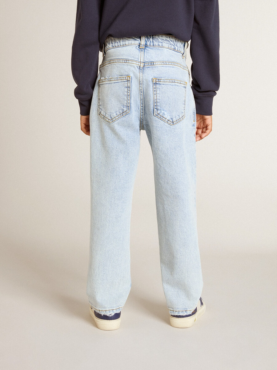 jungen-jeans aus hellem denim