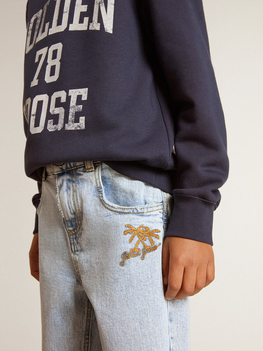jungen-jeans aus hellem denim