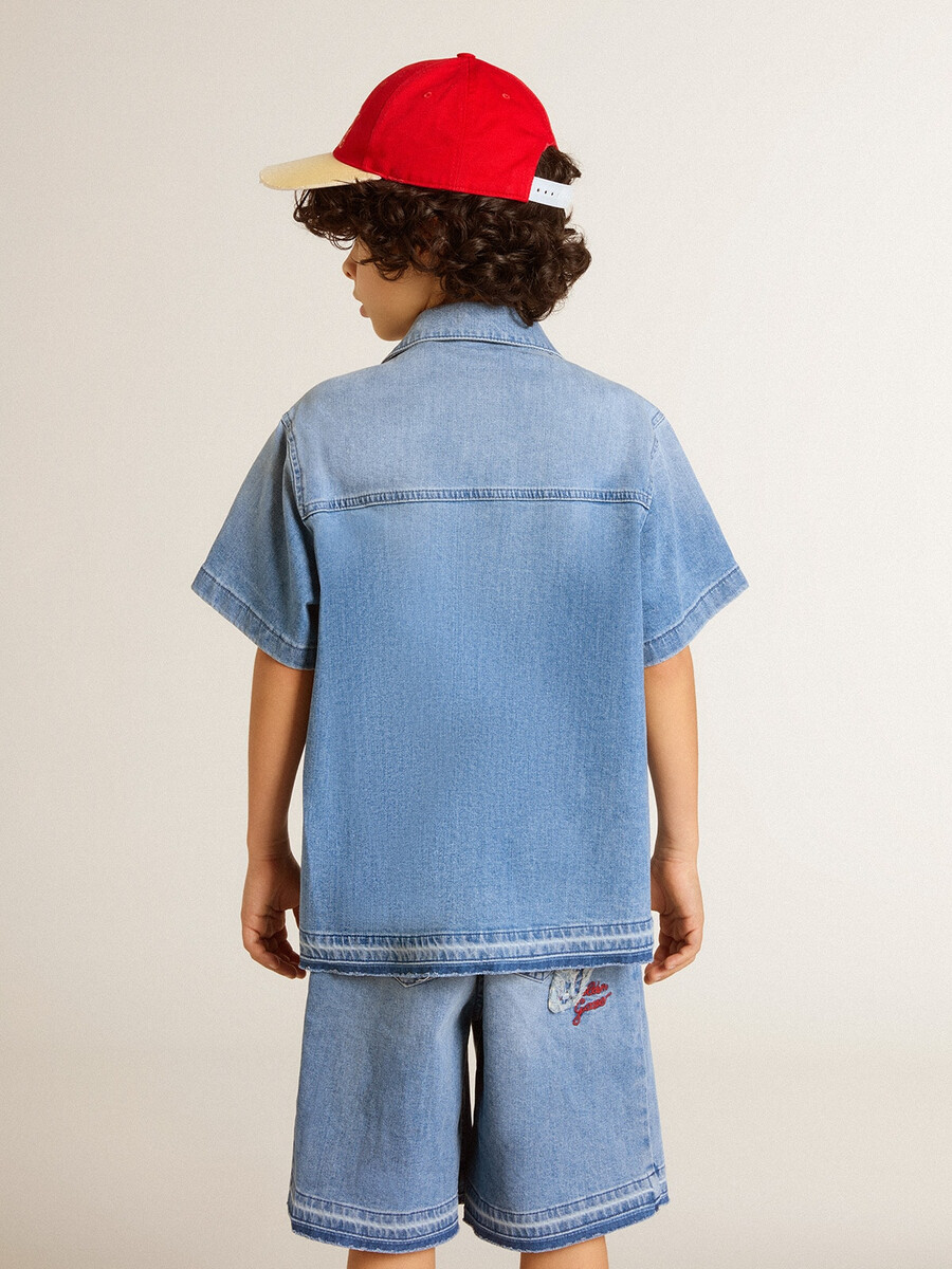 jeansshorts für kinder mit stickerei auf der rückseite
