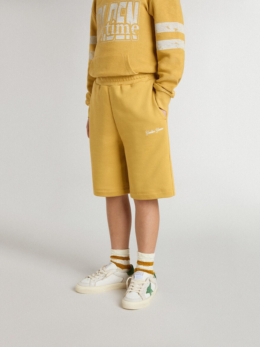 joggingshorts für kinder in ockergelb mit stickerei