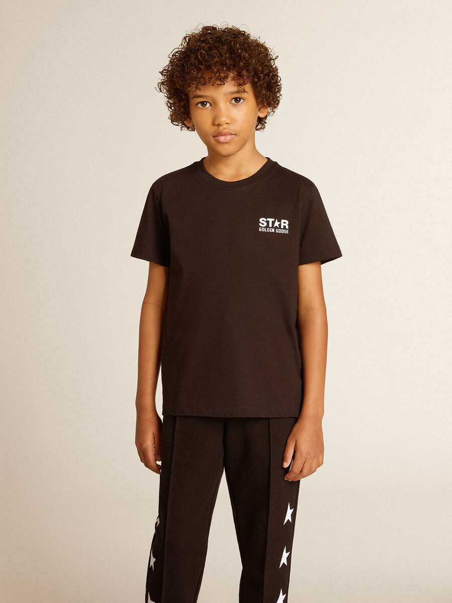 schwarzes t-shirt mit kontrastierendem weißen logo auf der vorderseite und großem stern auf der rückseite.