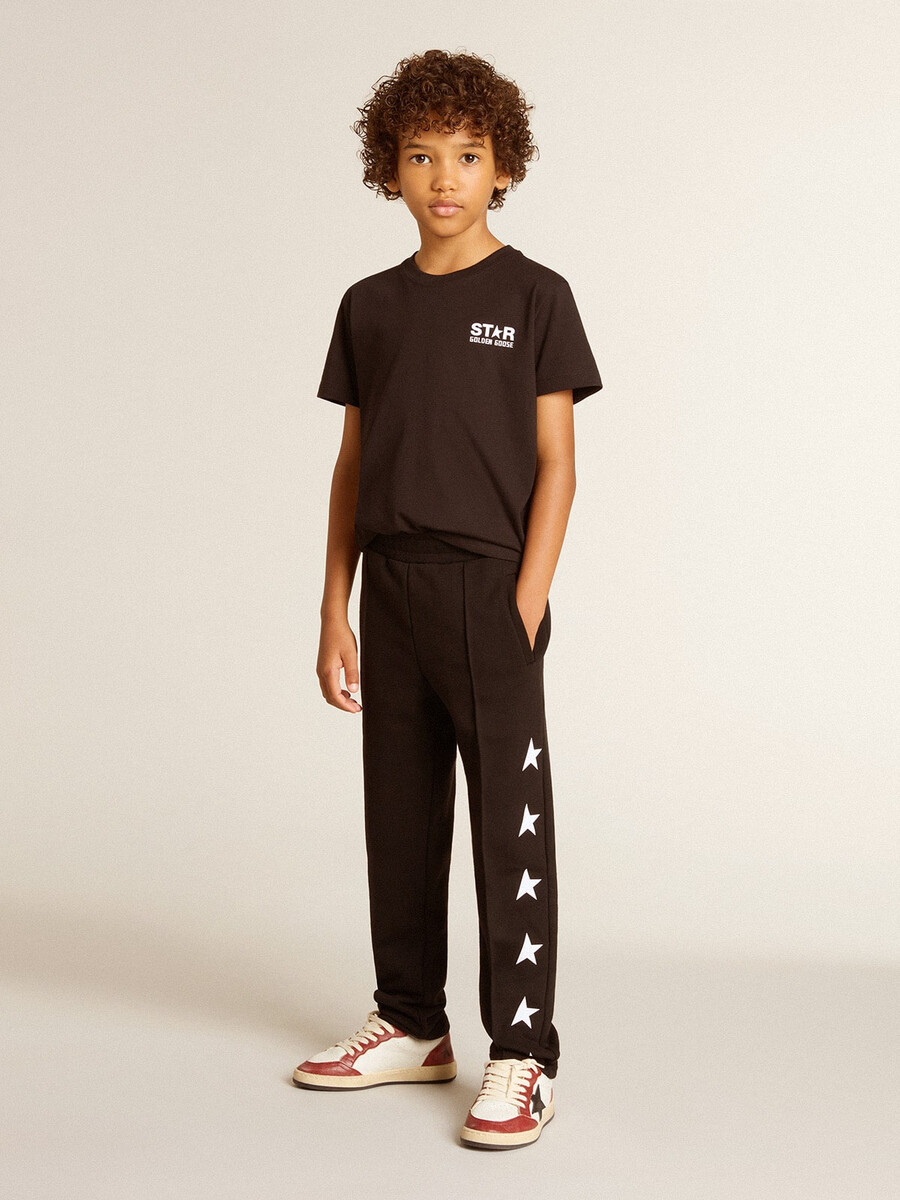 schwarzes t-shirt mit kontrastierendem weißen logo auf der vorderseite und großem stern auf der rückseite.
