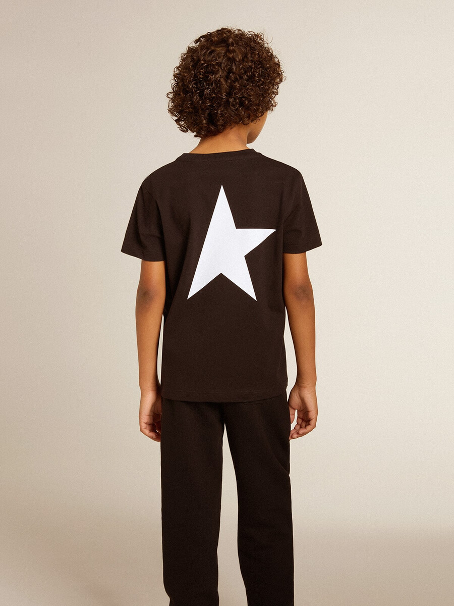 schwarzes t-shirt mit kontrastierendem weißen logo auf der vorderseite und großem stern auf der rückseite.