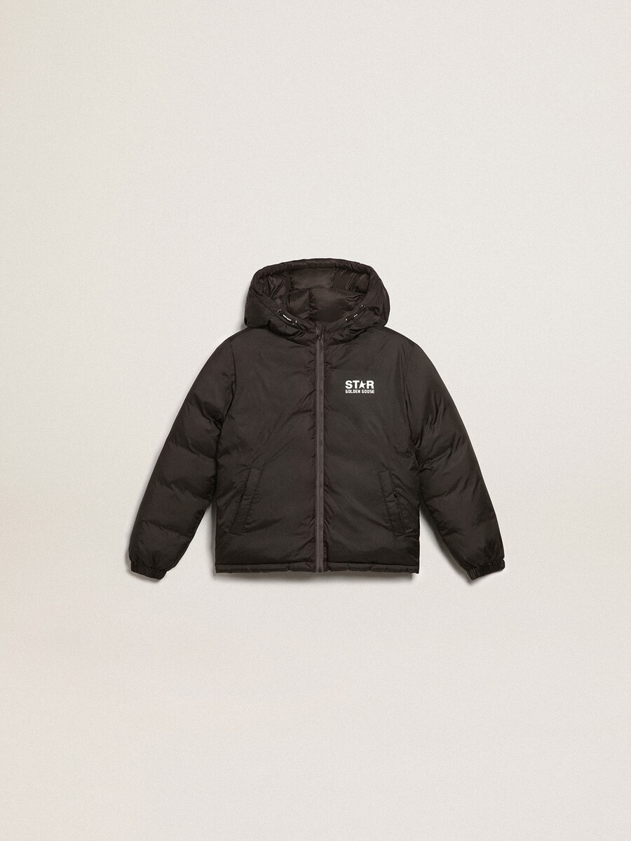 schwarze jacke mit kapuze und großem stern auf dem rücken