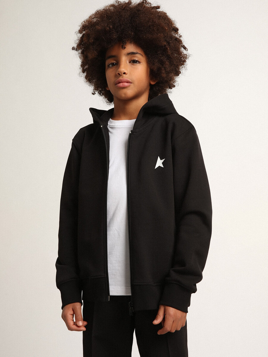 schwarzer kapuzenpullover mit kontrastierendem weißen stern und logo