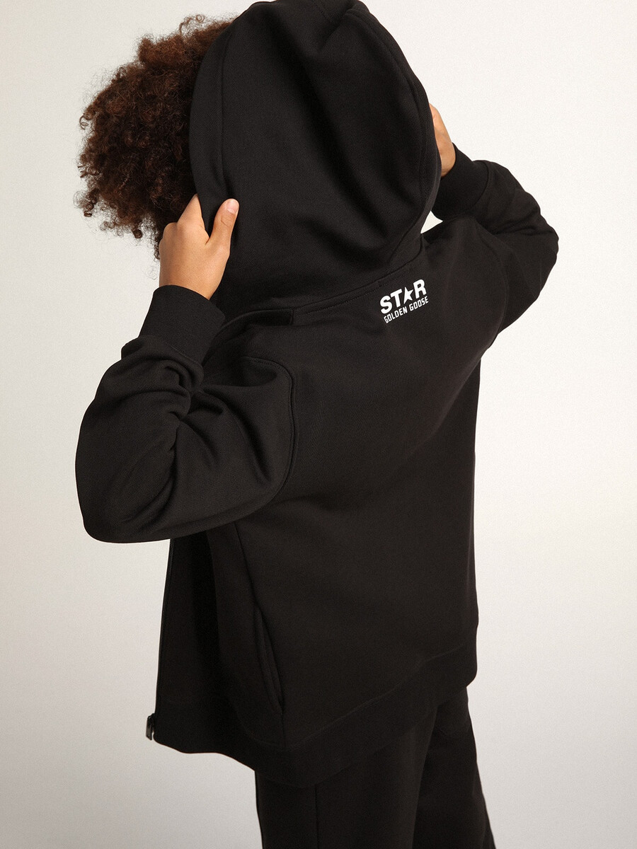 schwarzer kapuzenpullover mit kontrastierendem weißen stern und logo