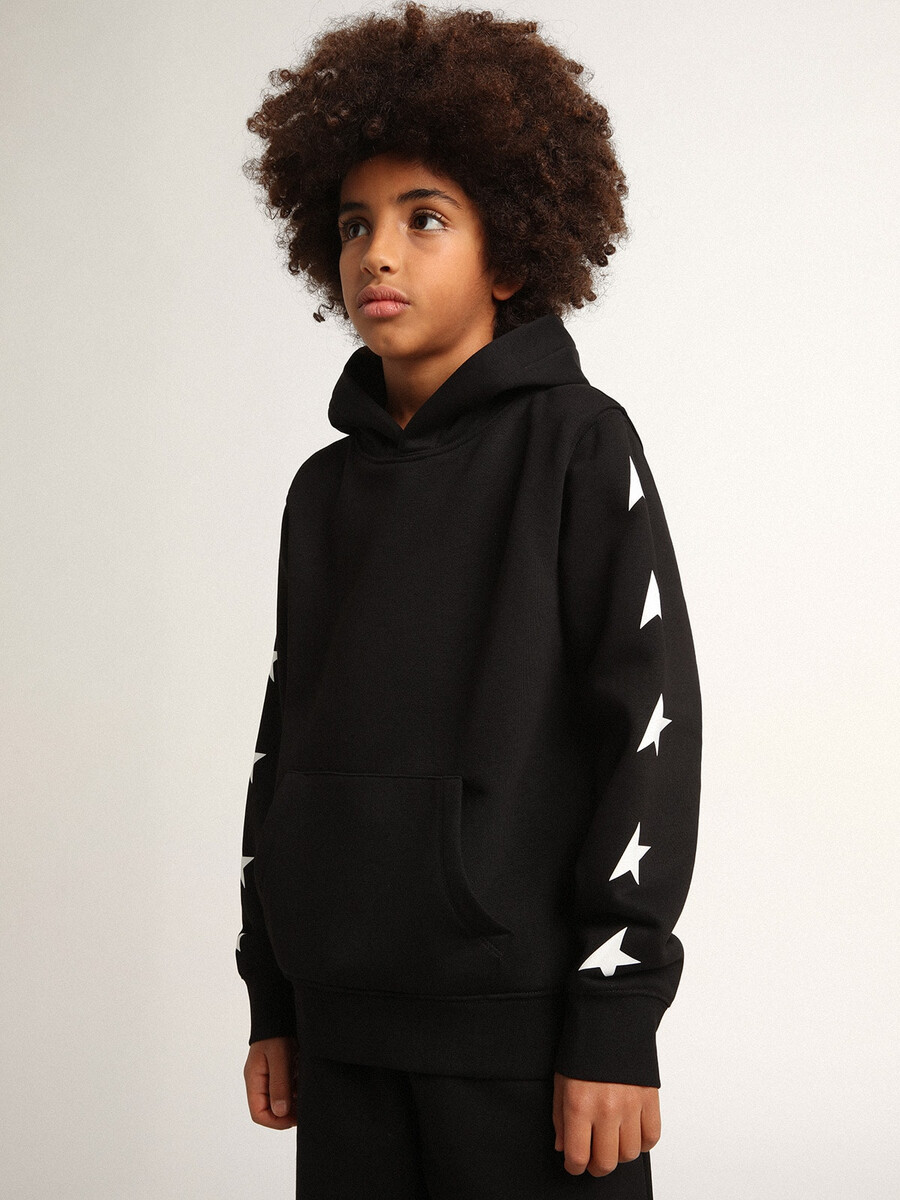 schwarzer kapuzenpullover für jungen mit kontrastierenden weißen sternen
