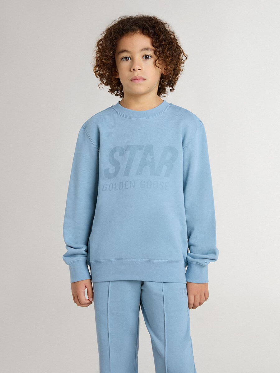 hellblaues sweatshirt für jungen mit schriftzug auf der vorderseite