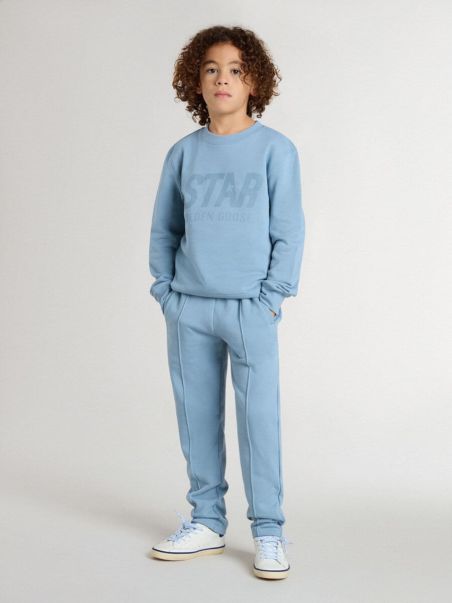 hellblaues sweatshirt für jungen mit schriftzug auf der vorderseite