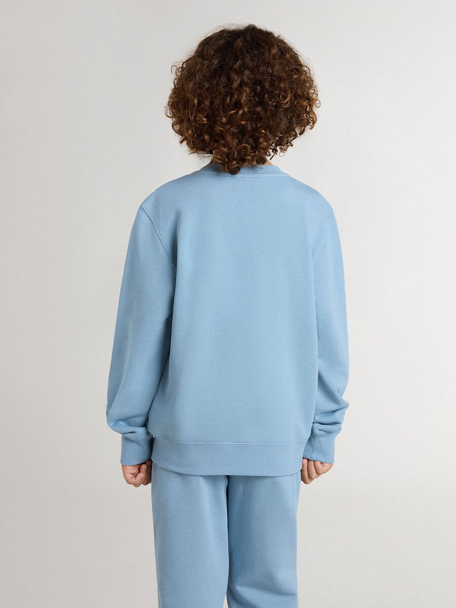 hellblaues sweatshirt für jungen mit schriftzug auf der vorderseite