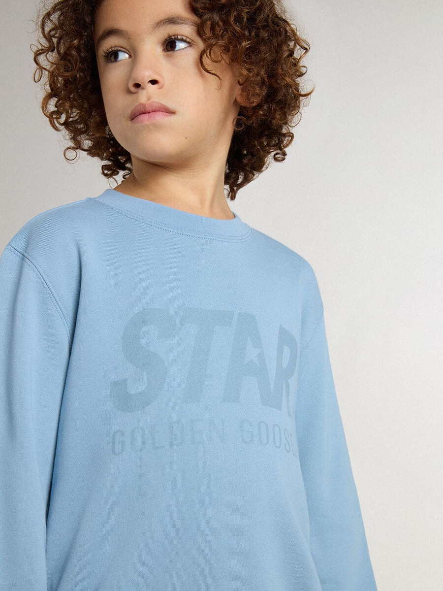 hellblaues sweatshirt für jungen mit schriftzug auf der vorderseite