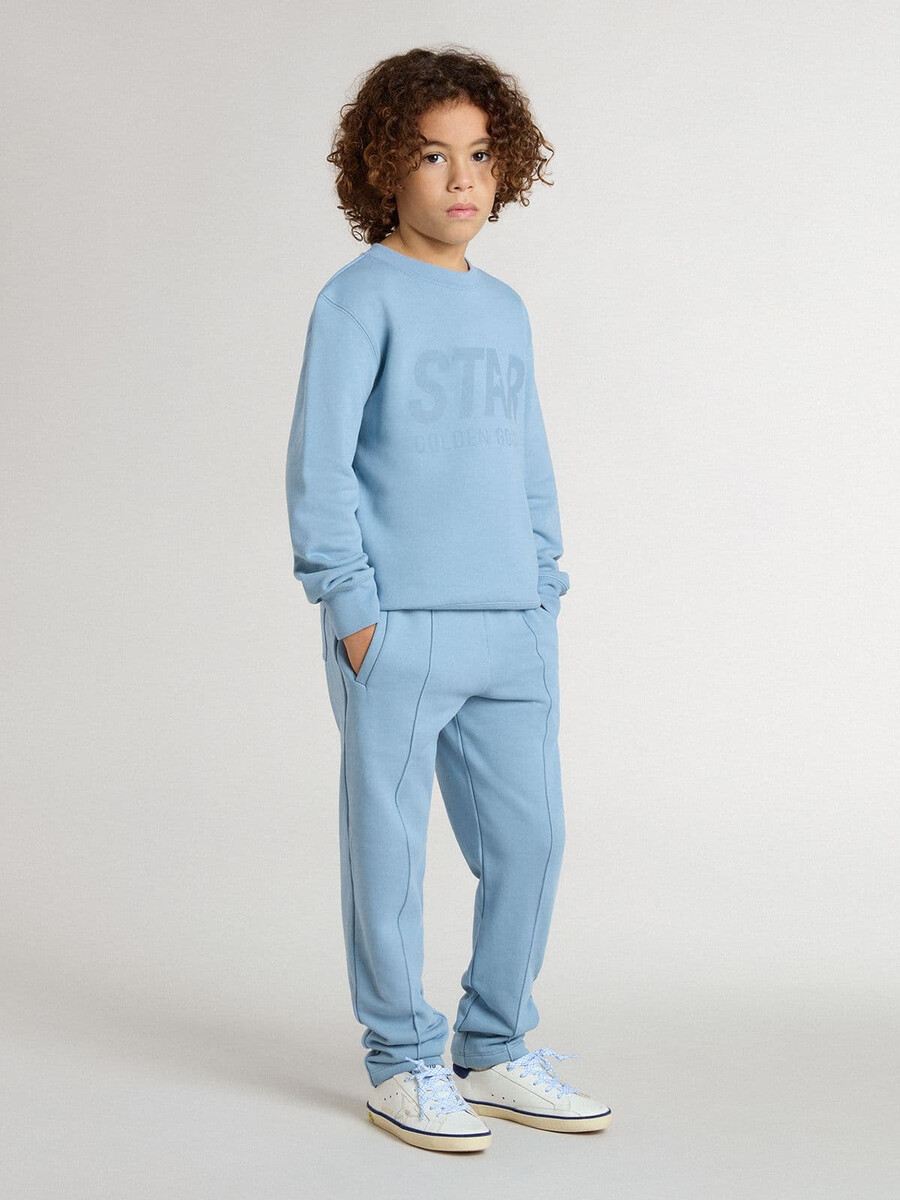 hellblaues sweatshirt für jungen mit schriftzug auf der vorderseite