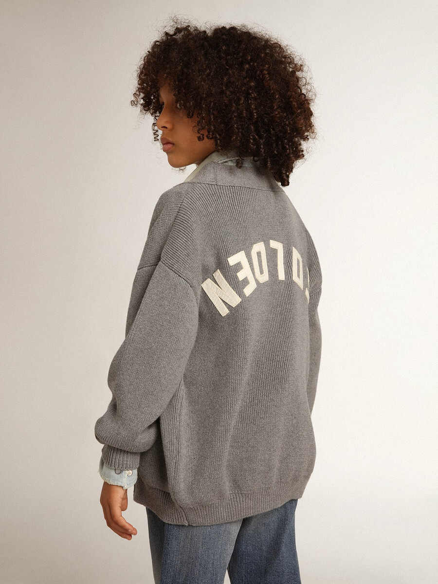 graue baumwollstrickjacke mit logo auf der rückseite