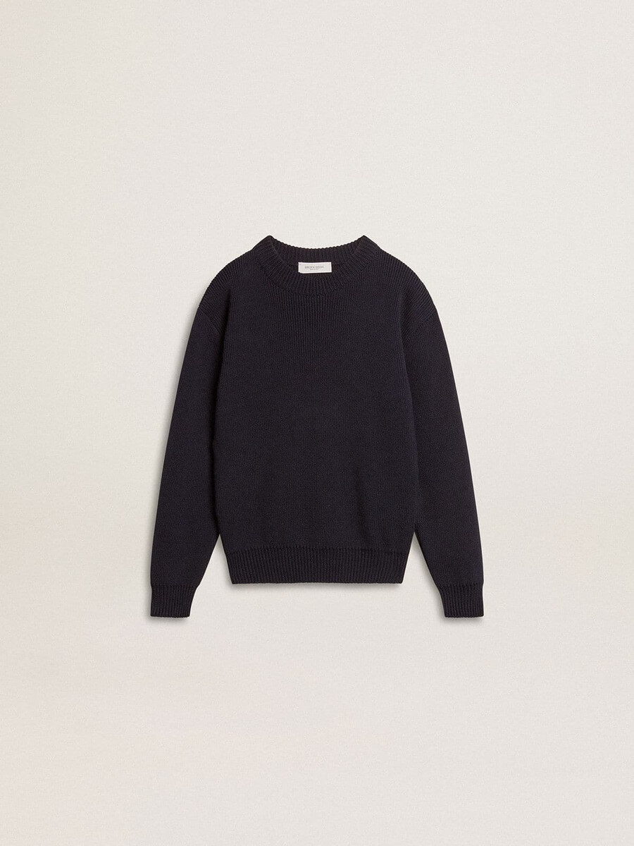 blauer jungen-pullover mit rundhalsausschnitt und dem schriftzug „golden auf dem rücken