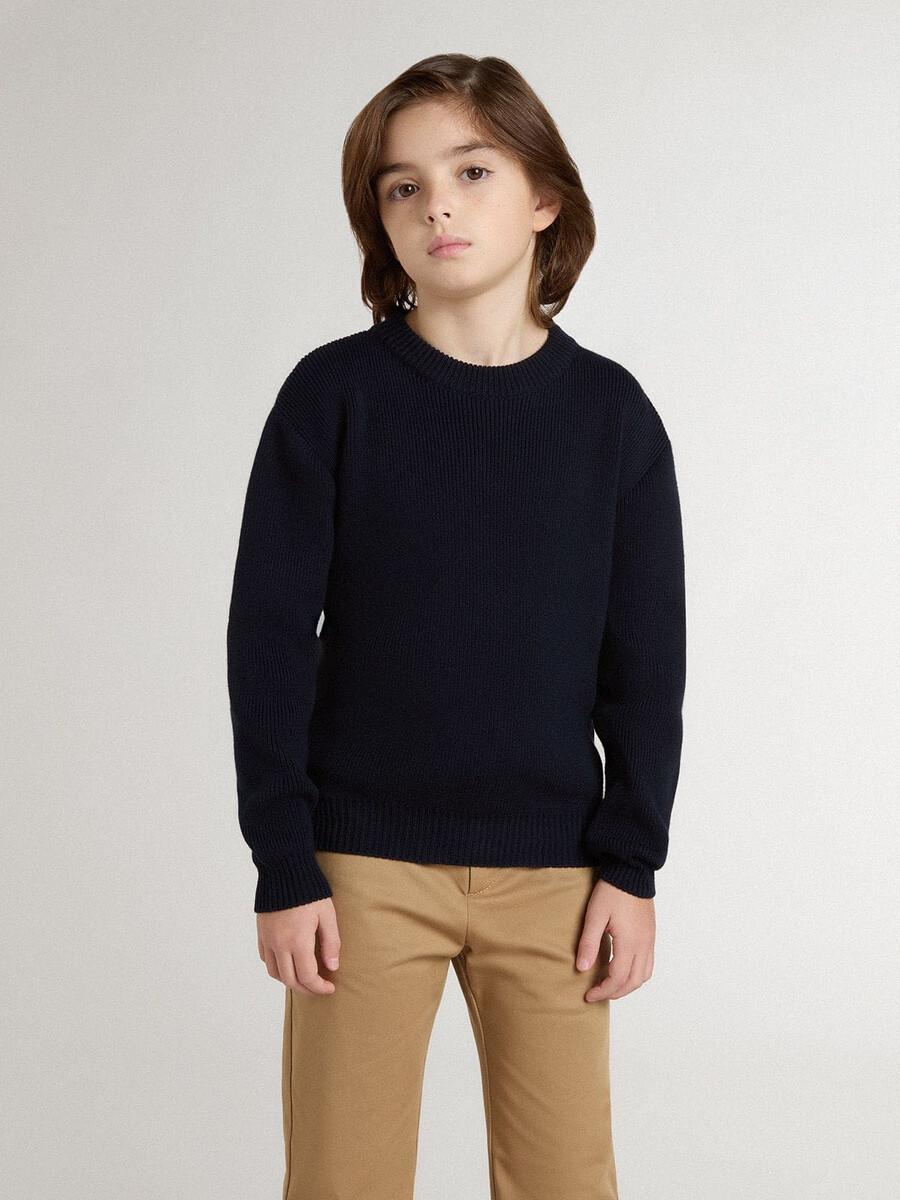 blauer jungen-pullover mit rundhalsausschnitt und dem schriftzug „golden auf dem rücken