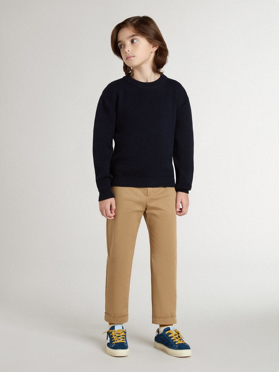 blauer jungen-pullover mit rundhalsausschnitt und dem schriftzug „golden auf dem rücken