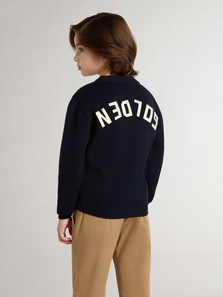 blauer jungen-pullover mit rundhalsausschnitt und dem schriftzug „golden auf dem rücken