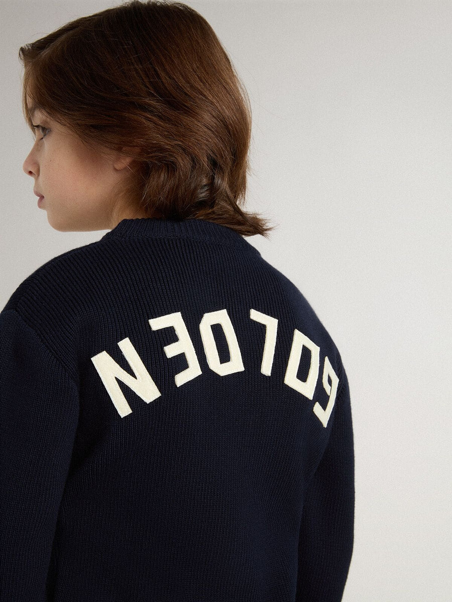 blauer jungen-pullover mit rundhalsausschnitt und dem schriftzug „golden auf dem rücken