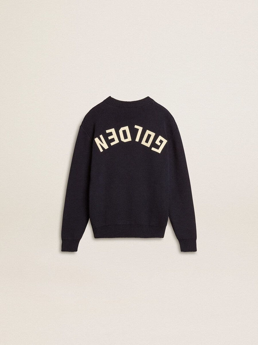 blauer jungen-pullover mit rundhalsausschnitt und dem schriftzug „golden auf dem rücken