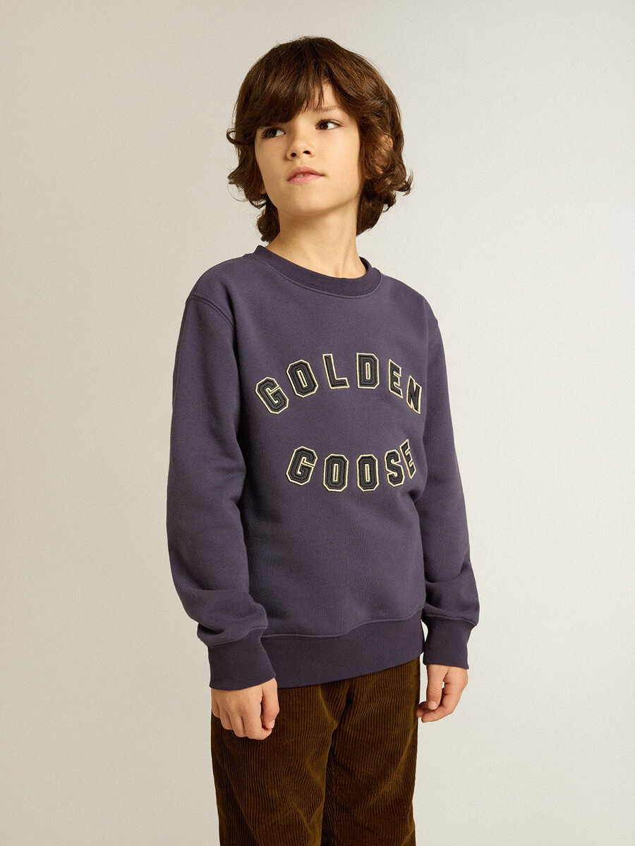 blauviolettes sweatshirt mit golden goose-schriftzug auf der vorderseite