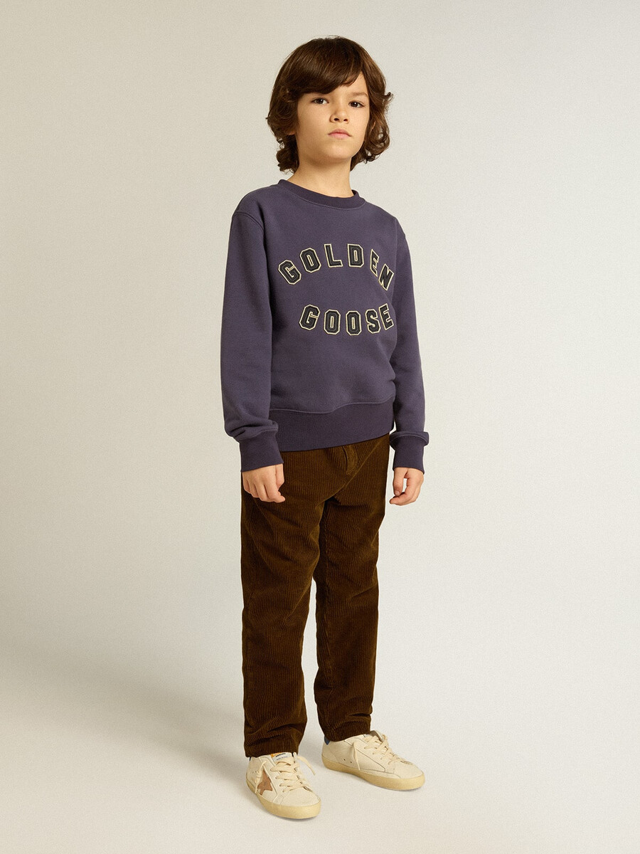 blauviolettes sweatshirt mit golden goose-schriftzug auf der vorderseite