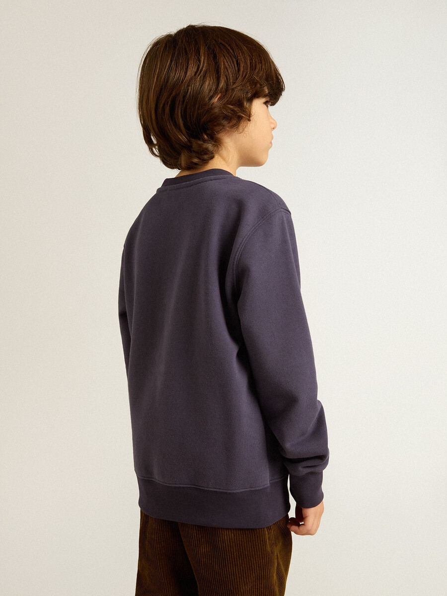 blauviolettes sweatshirt mit golden goose-schriftzug auf der vorderseite