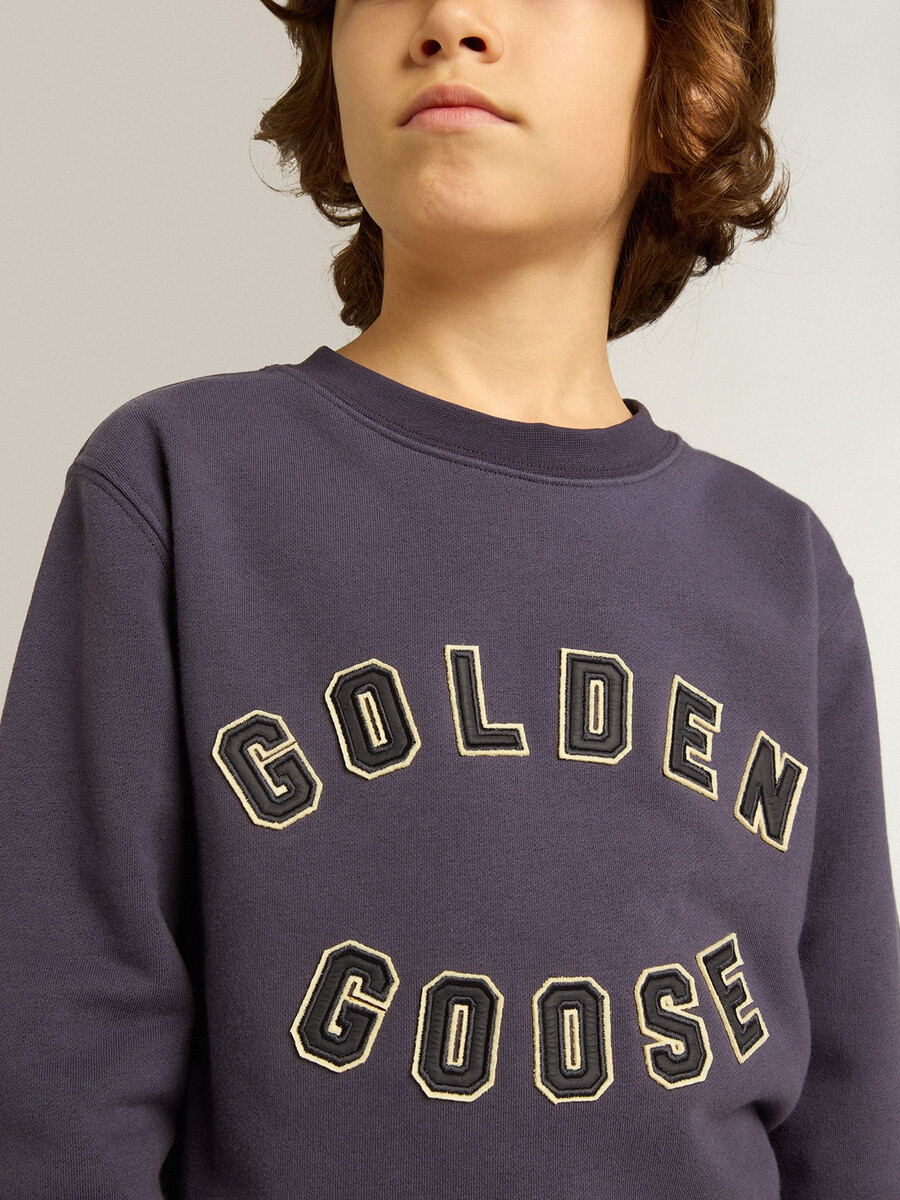 blauviolettes sweatshirt mit golden goose-schriftzug auf der vorderseite