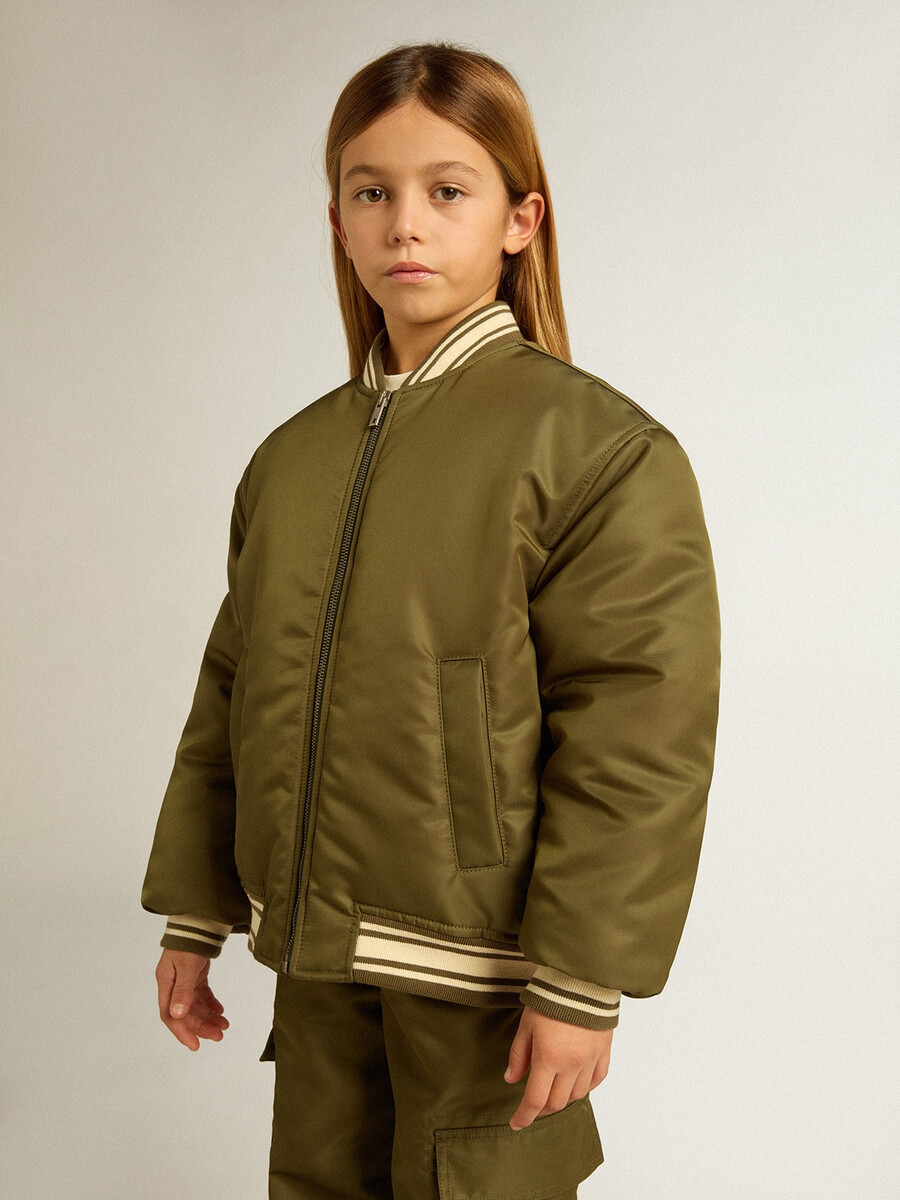 militärgrüne nylon-bomberjacke für kinder mit schriftzug auf dem rücken