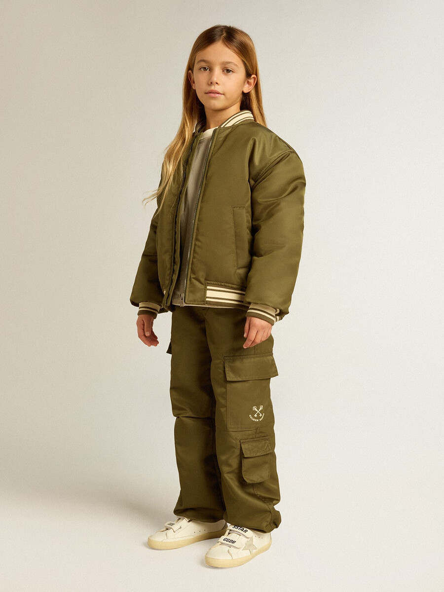 militärgrüne nylon-bomberjacke für kinder mit schriftzug auf dem rücken