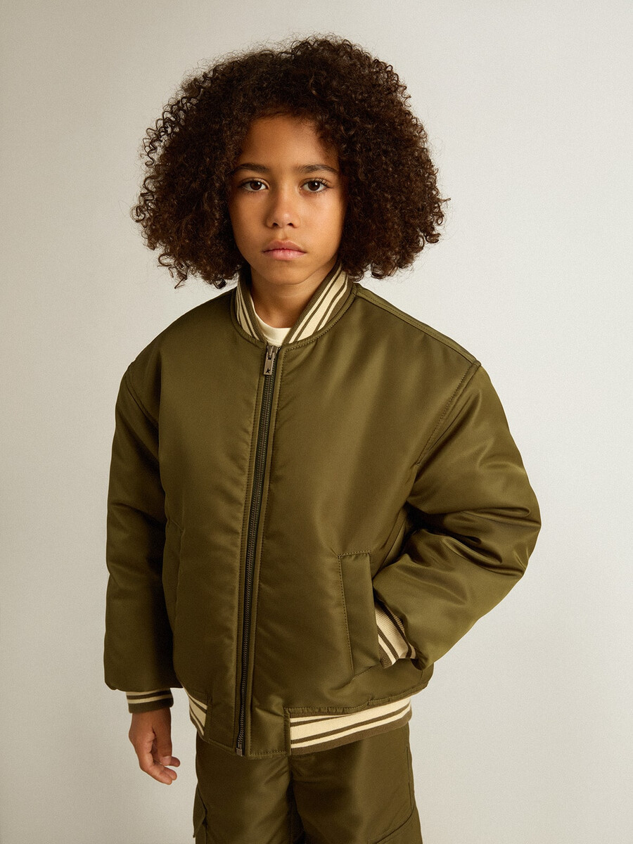 militärgrüne nylon-bomberjacke für kinder mit schriftzug auf dem rücken