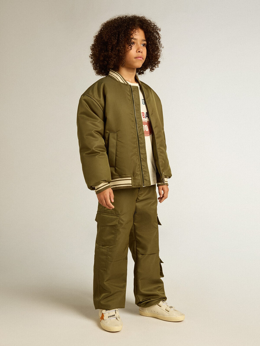 militärgrüne nylon-bomberjacke für kinder mit schriftzug auf dem rücken