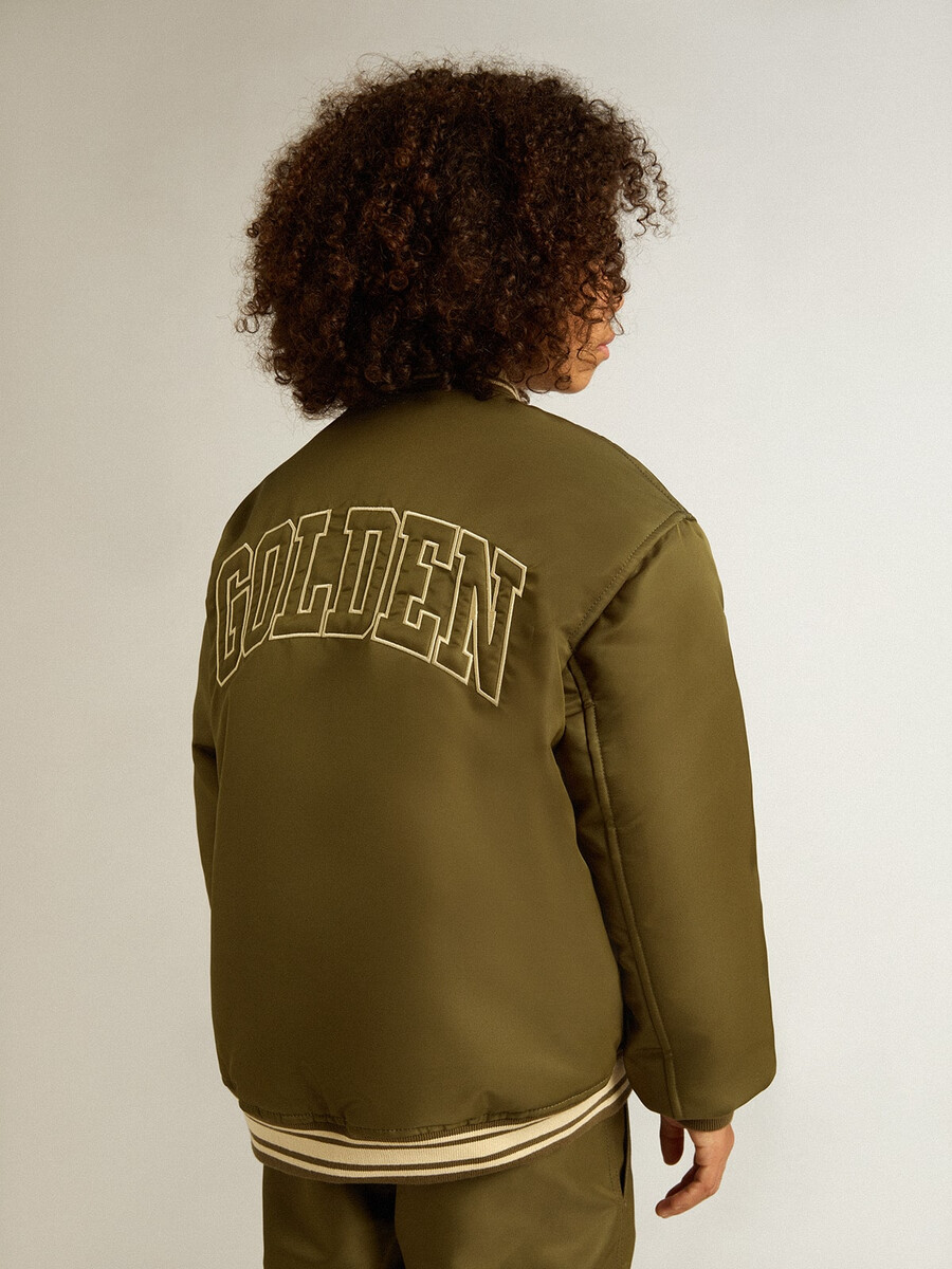 militärgrüne nylon-bomberjacke für kinder mit schriftzug auf dem rücken