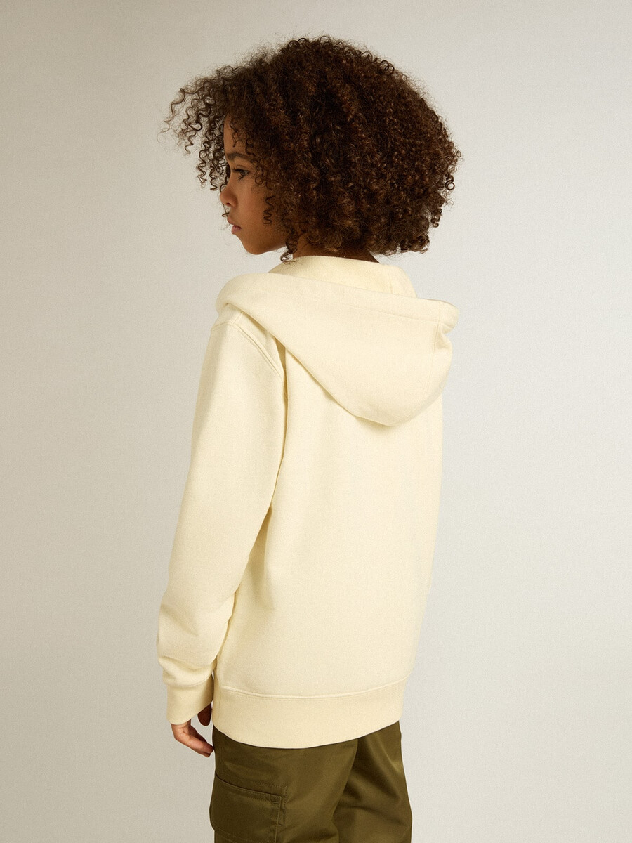 kapuzenpullover in verwaschenem weiß mit goldener stickerei auf der vorderseite