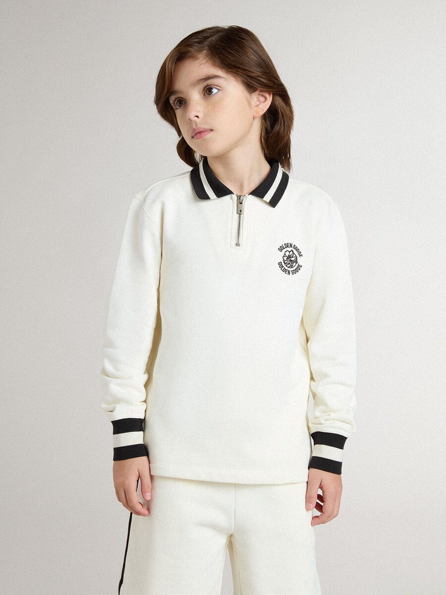 weißes polo-sweatshirt aus baumwolle für kinder mit stickerei auf der brust und aufdruck auf dem rücken