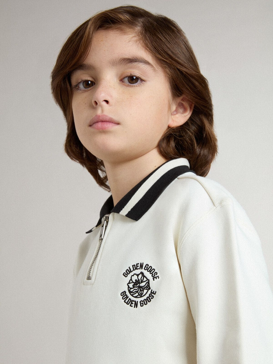 weißes polo-sweatshirt aus baumwolle für kinder mit stickerei auf der brust und aufdruck auf dem rücken