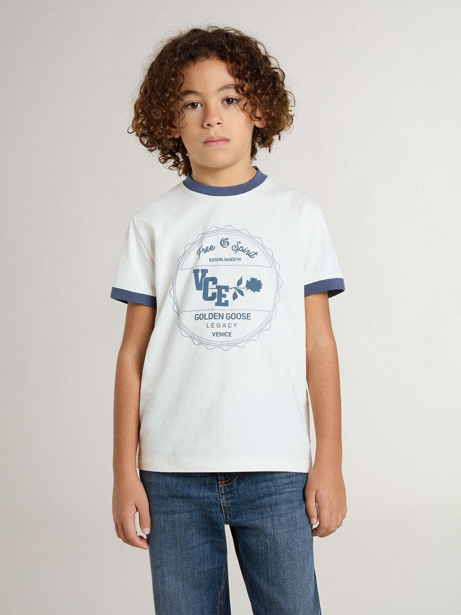 weißes jungen-t-shirt mit blauem aufdruck