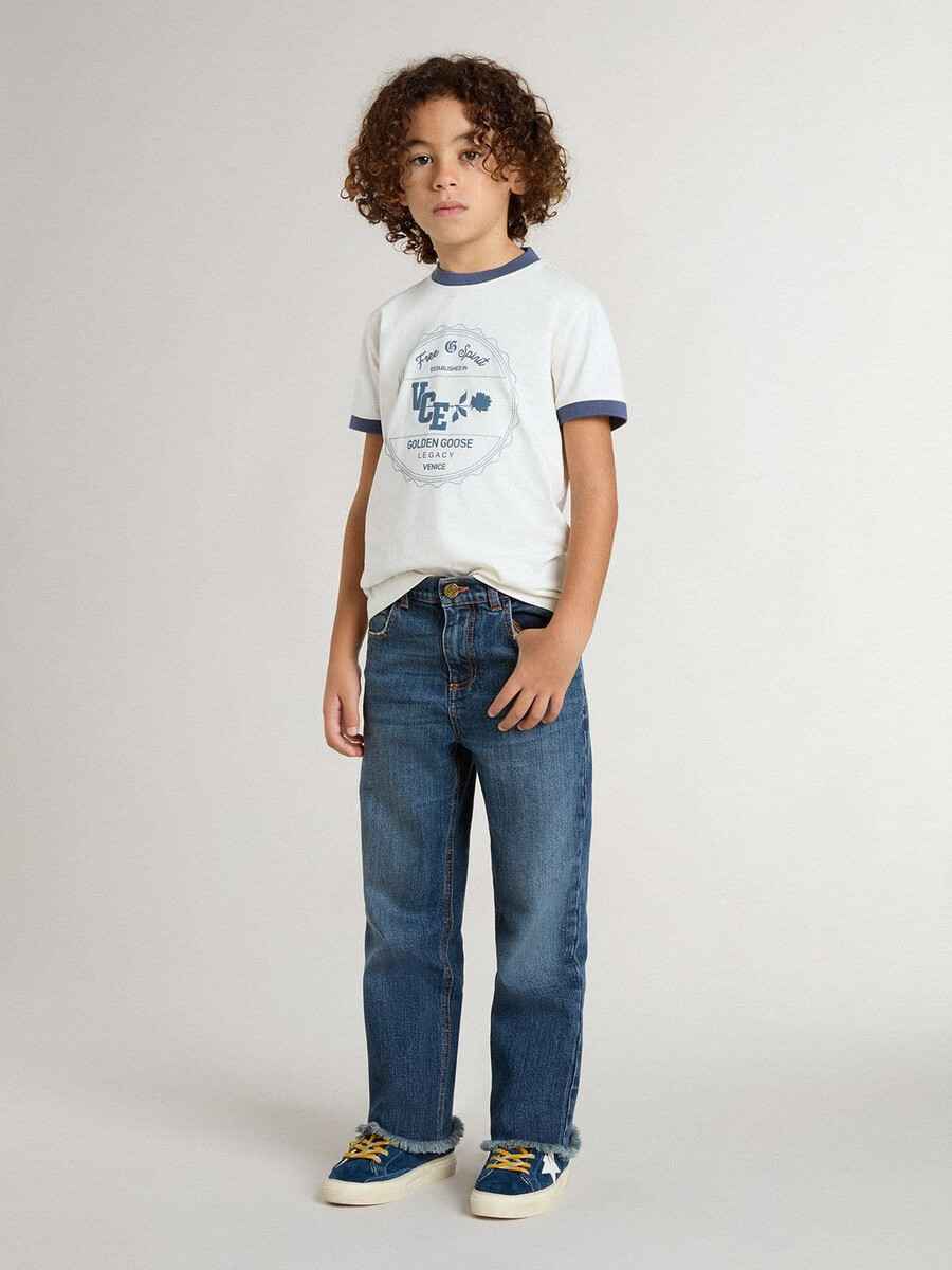 weißes jungen-t-shirt mit blauem aufdruck