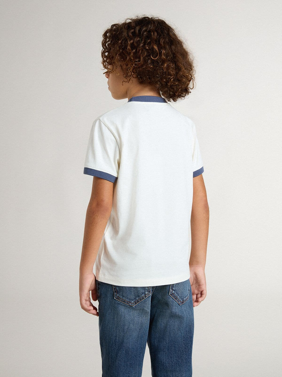 weißes jungen-t-shirt mit blauem aufdruck