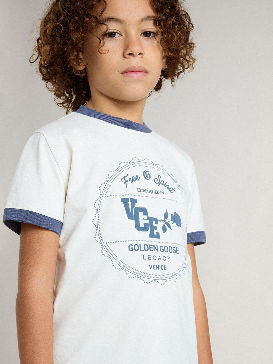 weißes jungen-t-shirt mit blauem aufdruck