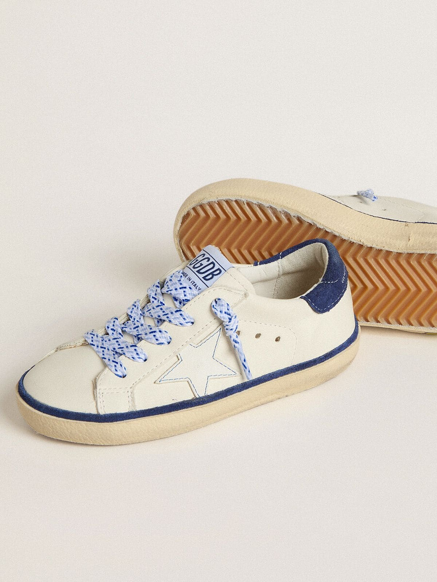 junior super-star aus weißem leder mit blauer wildleder-fersenlasche