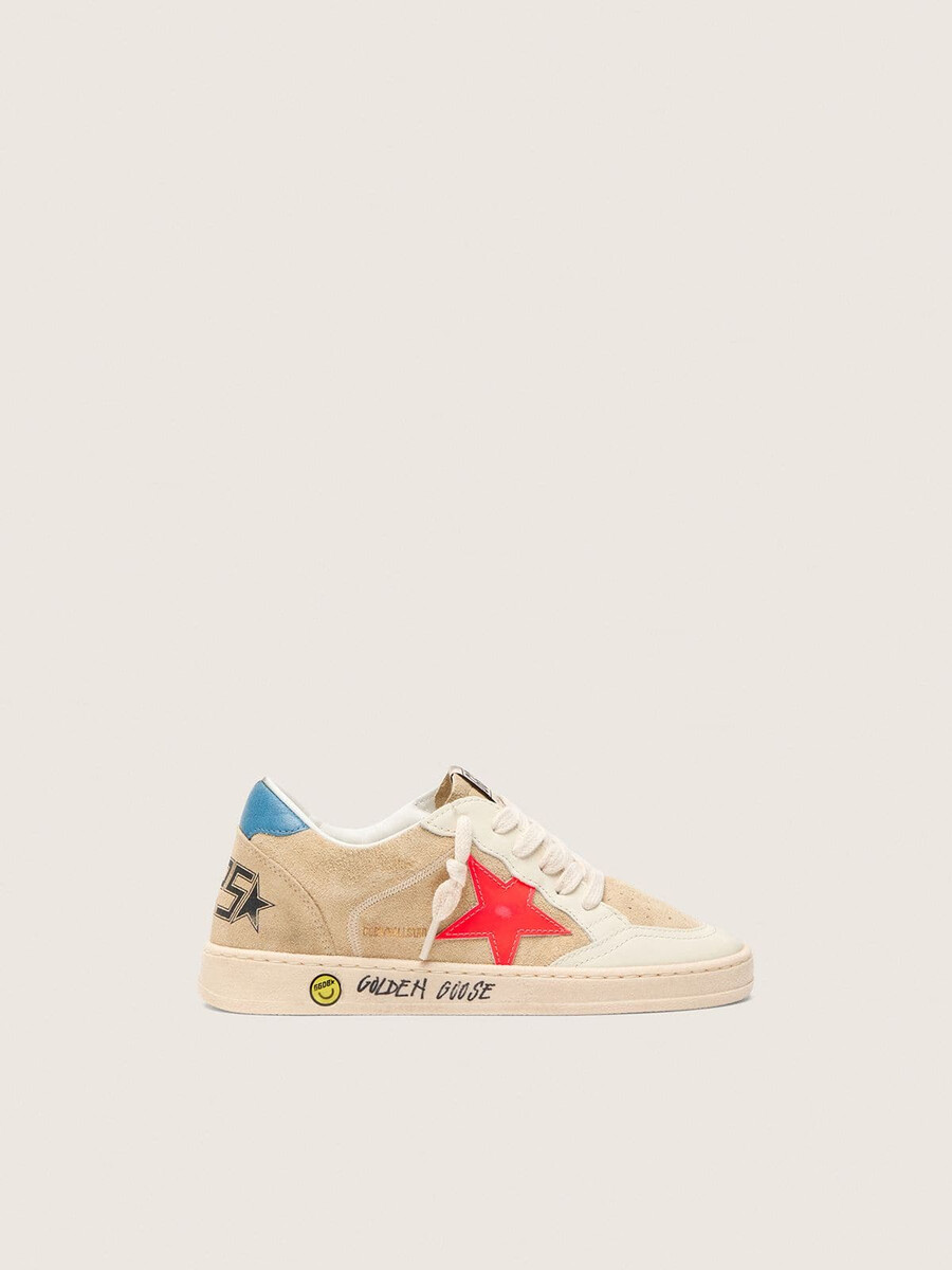 ball star junior aus beigefarbenem wildleder mit rotem stern und hellblauer fersenlasche