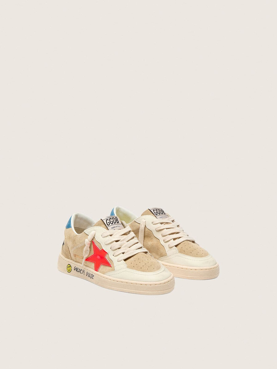 ball star junior aus beigefarbenem wildleder mit rotem stern und hellblauer fersenlasche