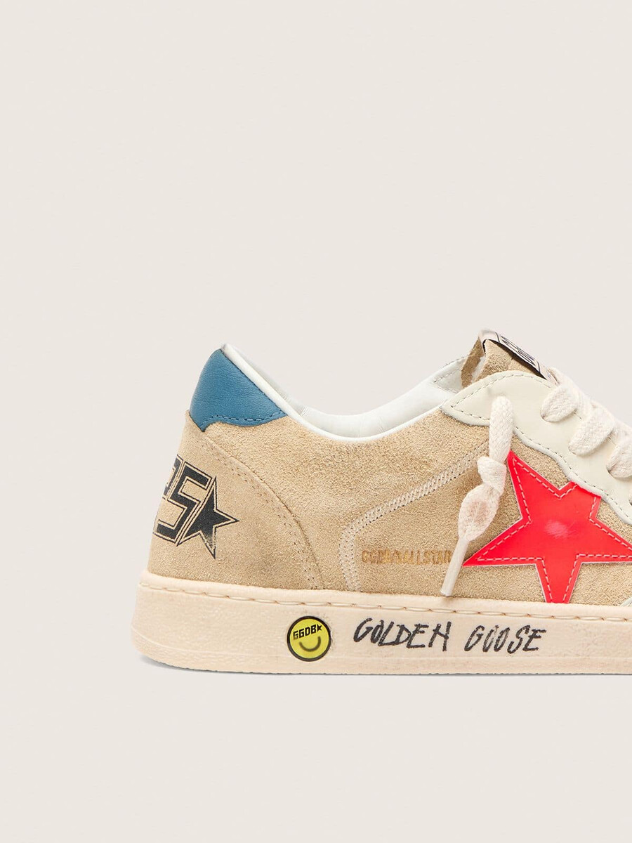 ball star junior aus beigefarbenem wildleder mit rotem stern und hellblauer fersenlasche