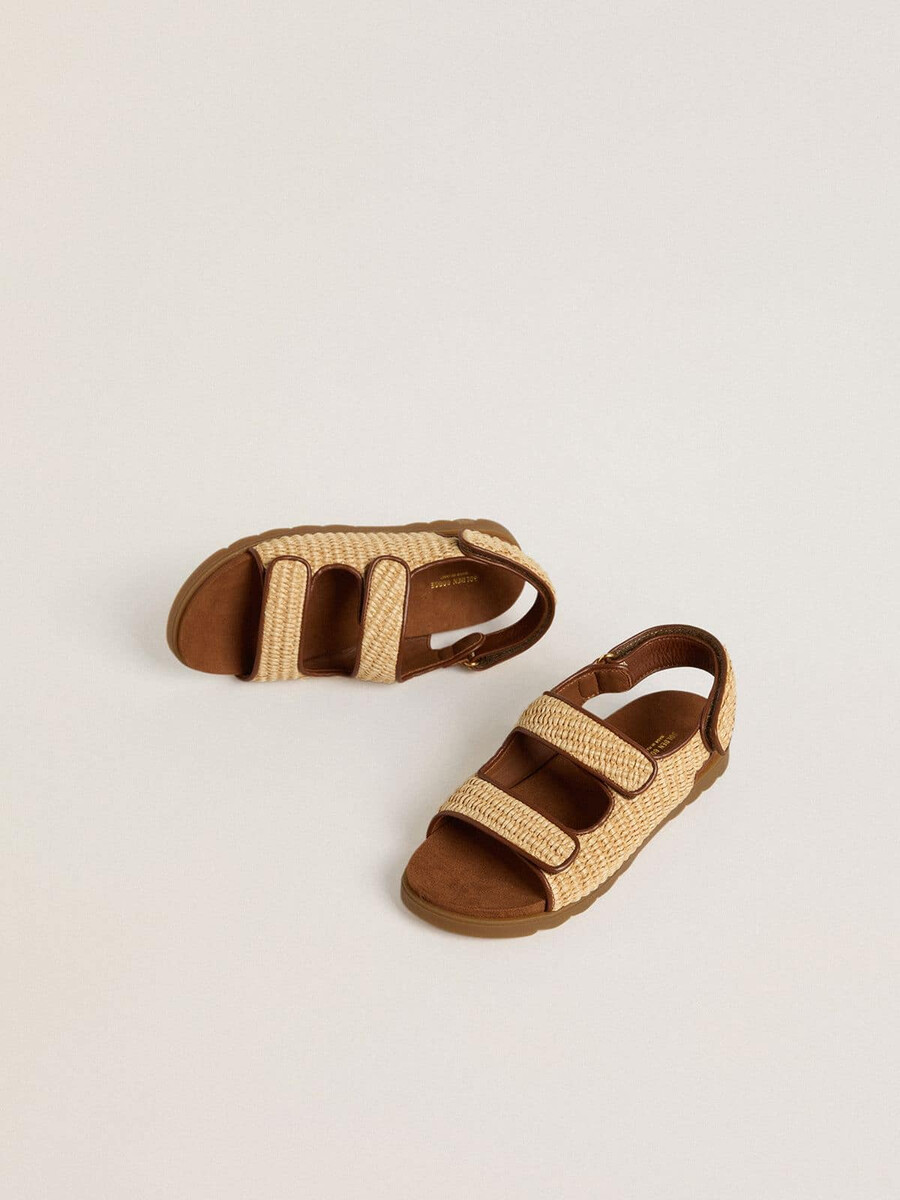 noa young sandalen aus beigem bast und braunem leder