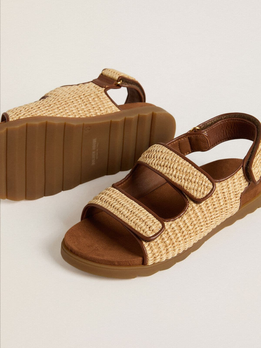 noa young sandalen aus beigem bast und braunem leder